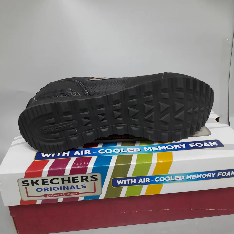 BOXED PAIR OF SKECHERS TRAINERS BLACK SIZE 6 