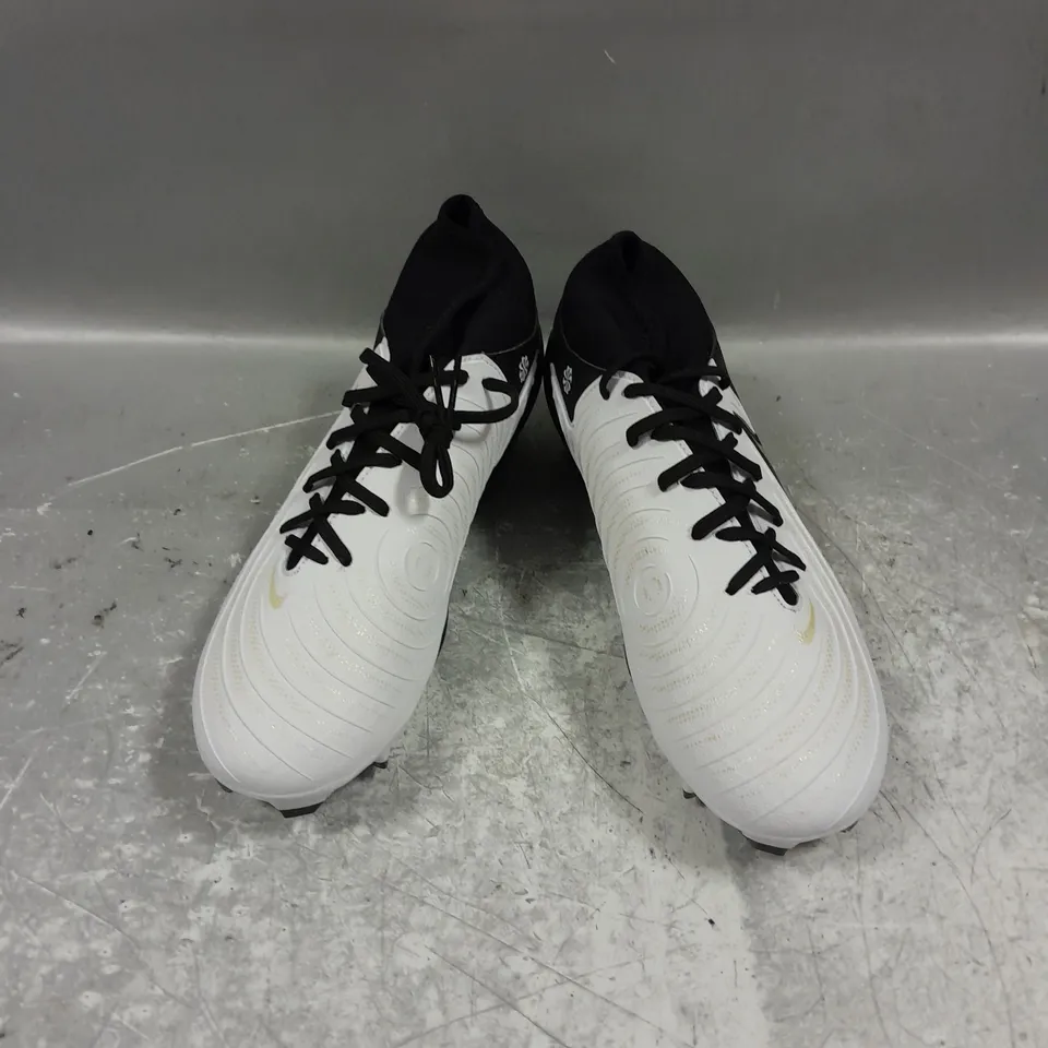 PAIR OF NIKE SKIN PHANTOM LUNA CYCLONE 360 FOOTBALL BOOTS IN WHITE/BLACK/GOLD SIZE UK 6