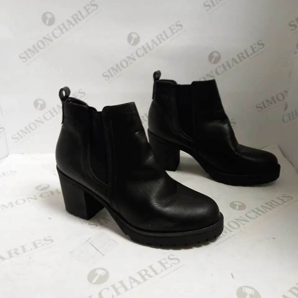 AJVANI BLACK HEEL BOOTS SIZE 5 