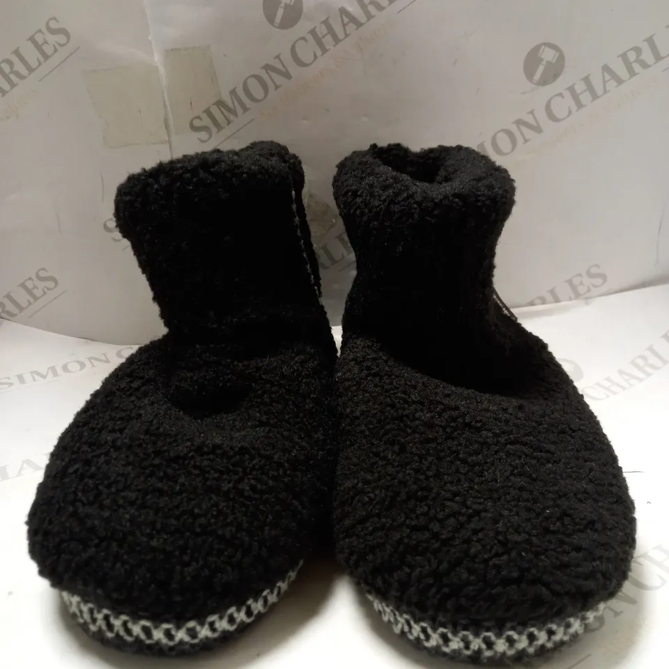 MUK LUKS FREJA BLACK SLIPPERS - SIZE 4