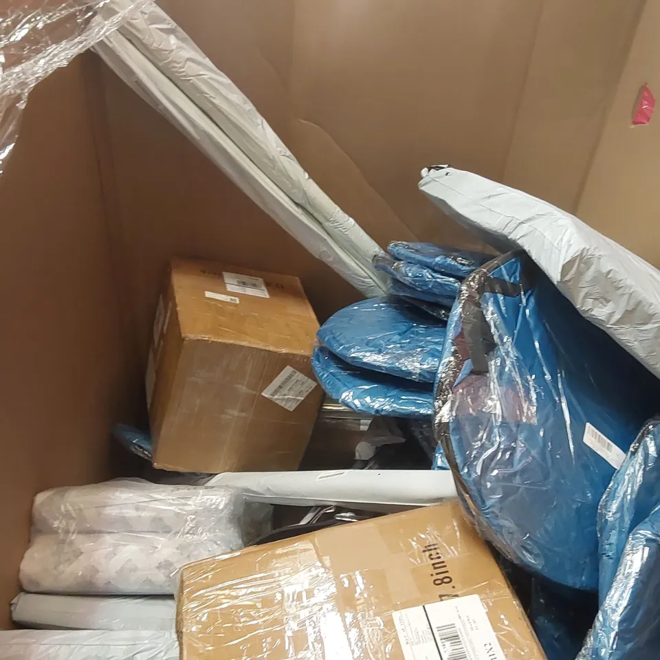 PALLET OF ASSORTED ITEMS INCLUDING: CLIMBING FRAME, RUGS, CHILDREN'S ANIMAL TOY ECT