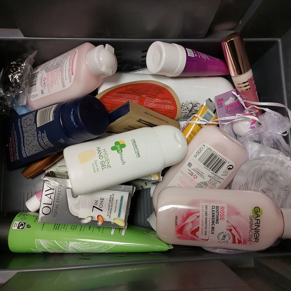 BOX OF APPROX 20 COSMETIC ITEMS TO INCLUDE OLAPLEX NO.3 HAIR PERFECTION, CLINIQUE BODY MOISTURE, BEAUTY WORKS ANTI-YELLOWING SHAMPOO
