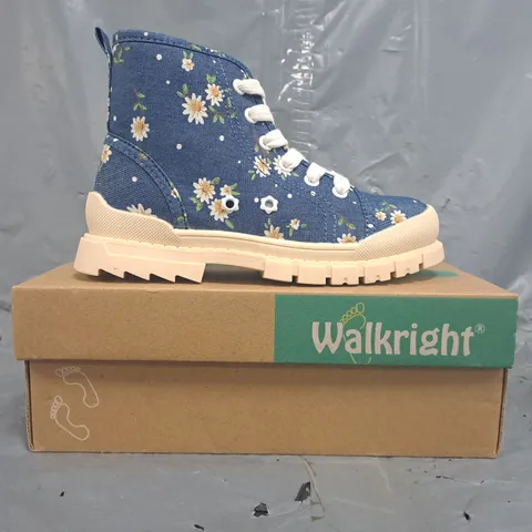 BOXED PAIR OF WALKRIGHT KIDS SHOES IN BLUE W. FLORAL DESIGN SIZE 12