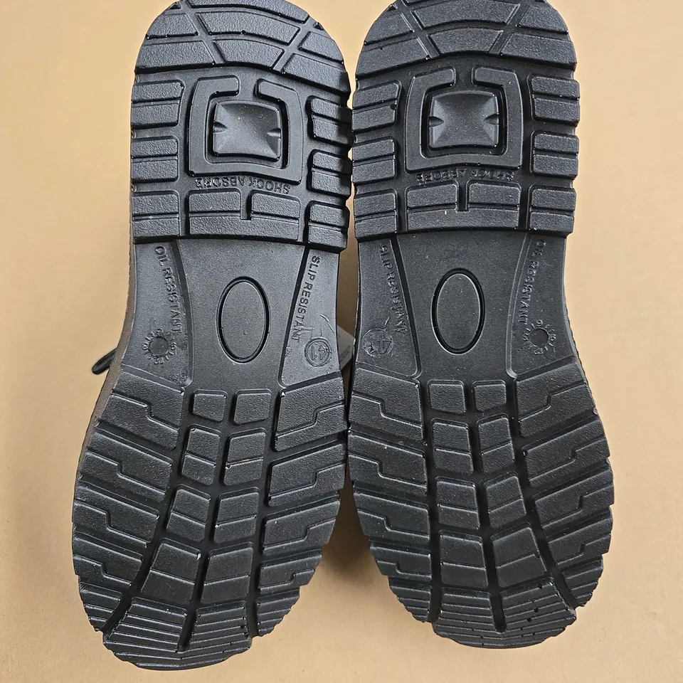 BRAND NEW BOXED CONTRACTOR BLACK SAFETY BOOTS - UK 7