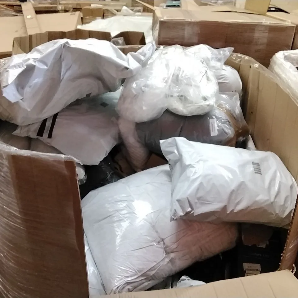 PALLET TO CONTAIN A LARGE QUANTITY OF BEDROOM AND SITTING SUPPORT PRODUCTS TO INCLUDE; CUSHIONS, PILLOWS FITTED SHEETS ETC