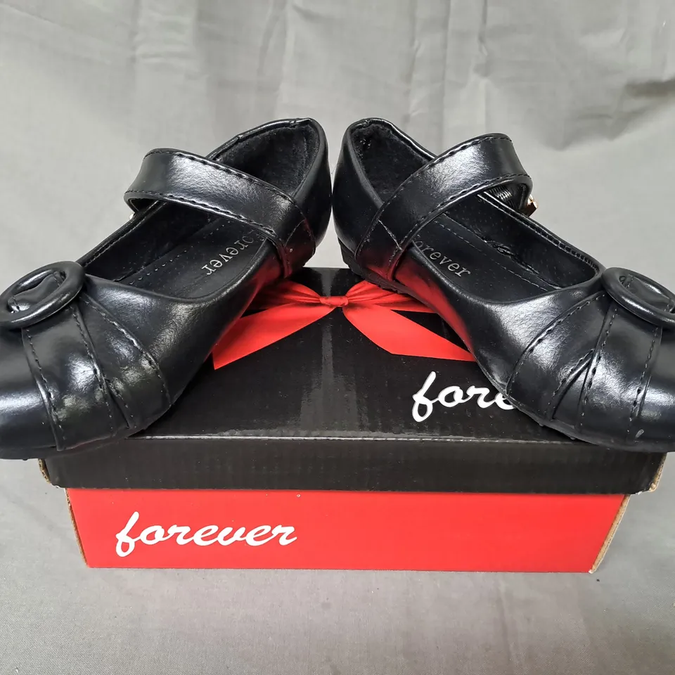 BOX OF APPROXIMATELY 10 PAIRS OF FOREVER KIDS SHOES IN BLACK IN VARIOUS SIZES