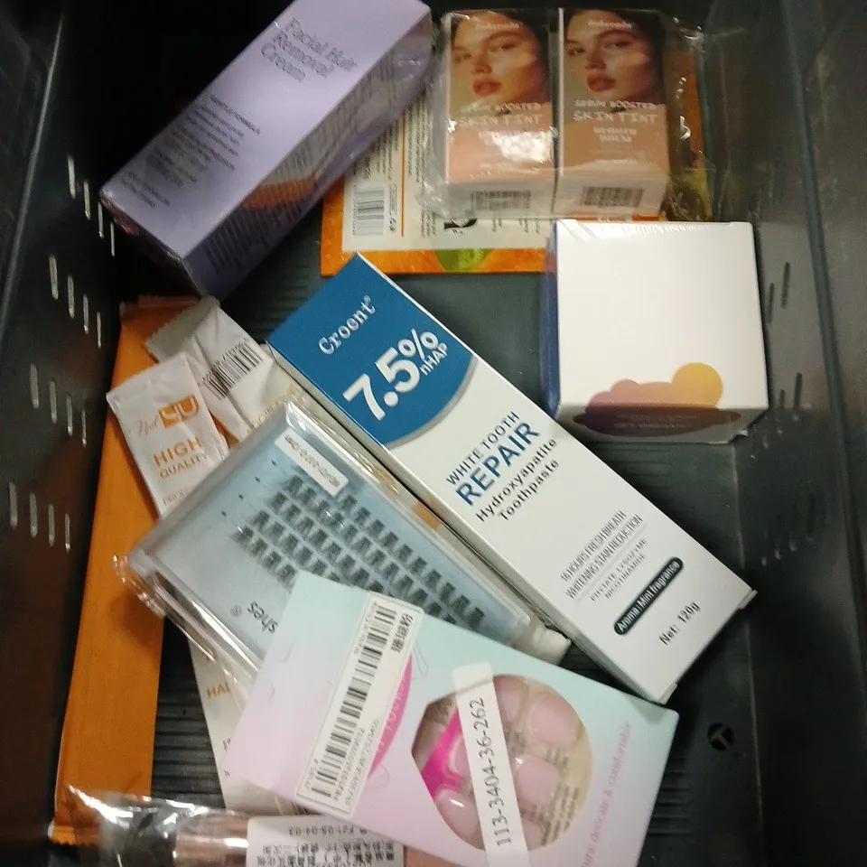 APPROXIMATELY 20 ASSORTED HEALTH & BEAUTY PRODUCTS TO INCLUDE KANZEN CLEANSING WATER, FALSE EYELASHES, COLOUR WOW DREAM COAT SPRAY, ETC