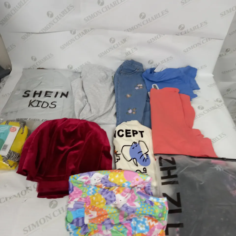 BOX OF ASSORTED CHILDRENS CLOTHING VARYING IN SIZE/COLOUR/STYLE TO INCLUDE:  TOPS, DRESSES, JUMPERS