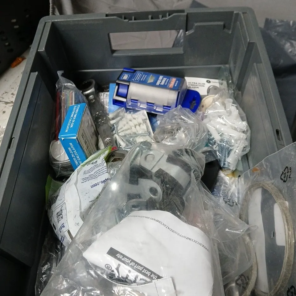 APPROXIMATELY 20 ASSORTED HOUSEHOLD ITEMS TO INCLUDE ASTONISH, MILK FROTHER, EDGE TUNER TOOL, MINI ALL PURPOSE ALARM ETC