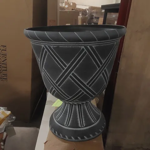 LATTICE URN IN BLACK WITH WHITE