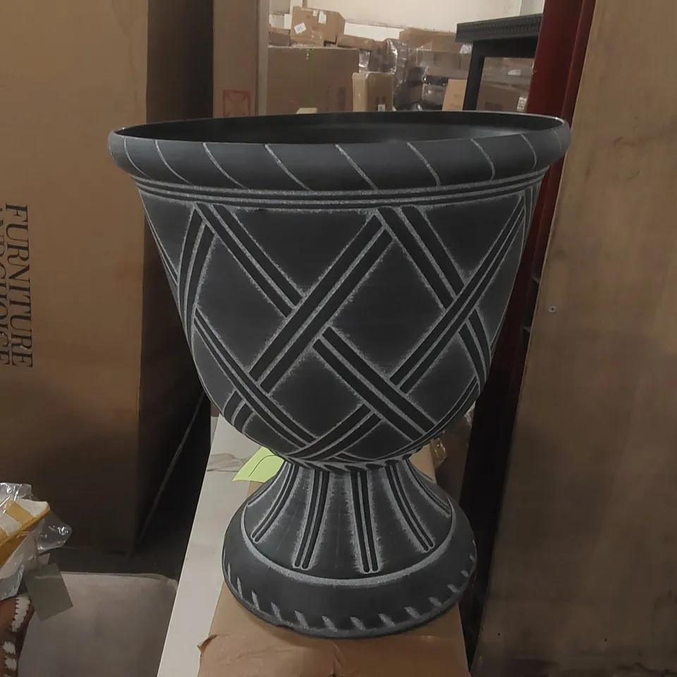 LATTICE URN IN BLACK WITH WHITE