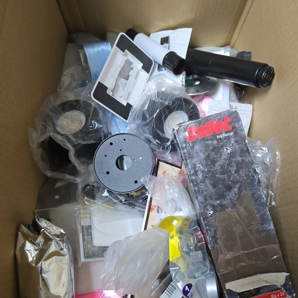 BOX OF APPROXIMATELY 20 ASSORTED HOUSEHOLD ITEMS TO INCLUDE ARMY STYLE STORAGE TIN, PRINTING LABELS AND A 60TH BIRTHDAY CELEBRATION KIT
