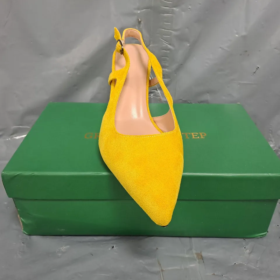 BOXED PAIR OF UNBRANDED POINTED TOE LOW HEEL SHOES IN YELLOW SIZE EU 39