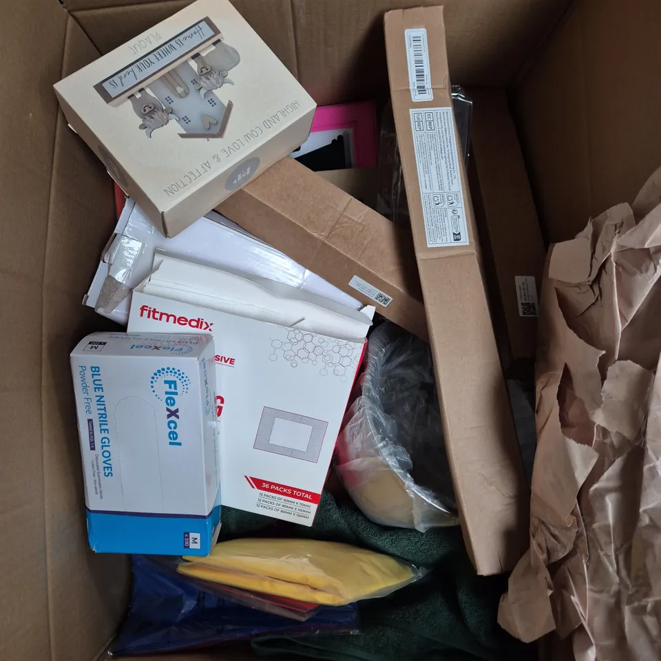 APPROXIMATELY 20 ASSORTED HOUSEHOLD PRODUCTS TO INCLUDE MIXING BOWL, HOME DECOR, WOULD DRESSINGS ETC 