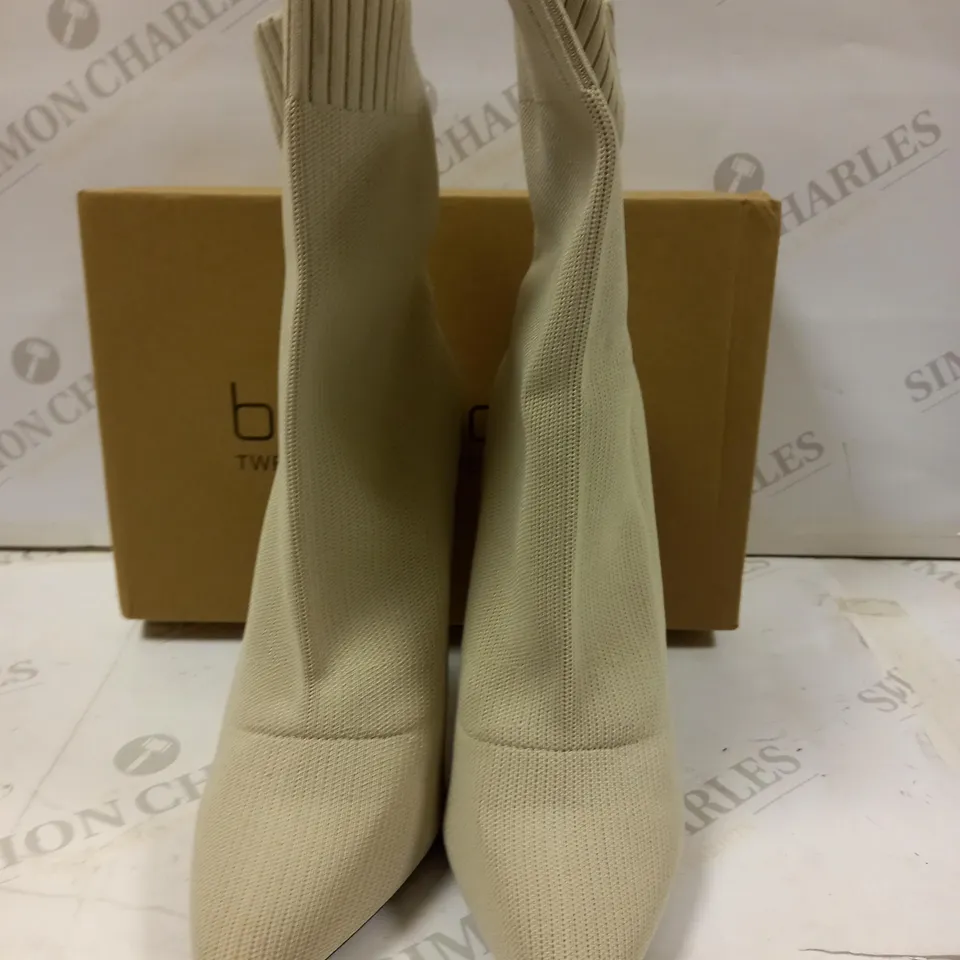 BOXED BOOHOO POINTED STEILETTO STONE SOCK BOOT SIZE 6