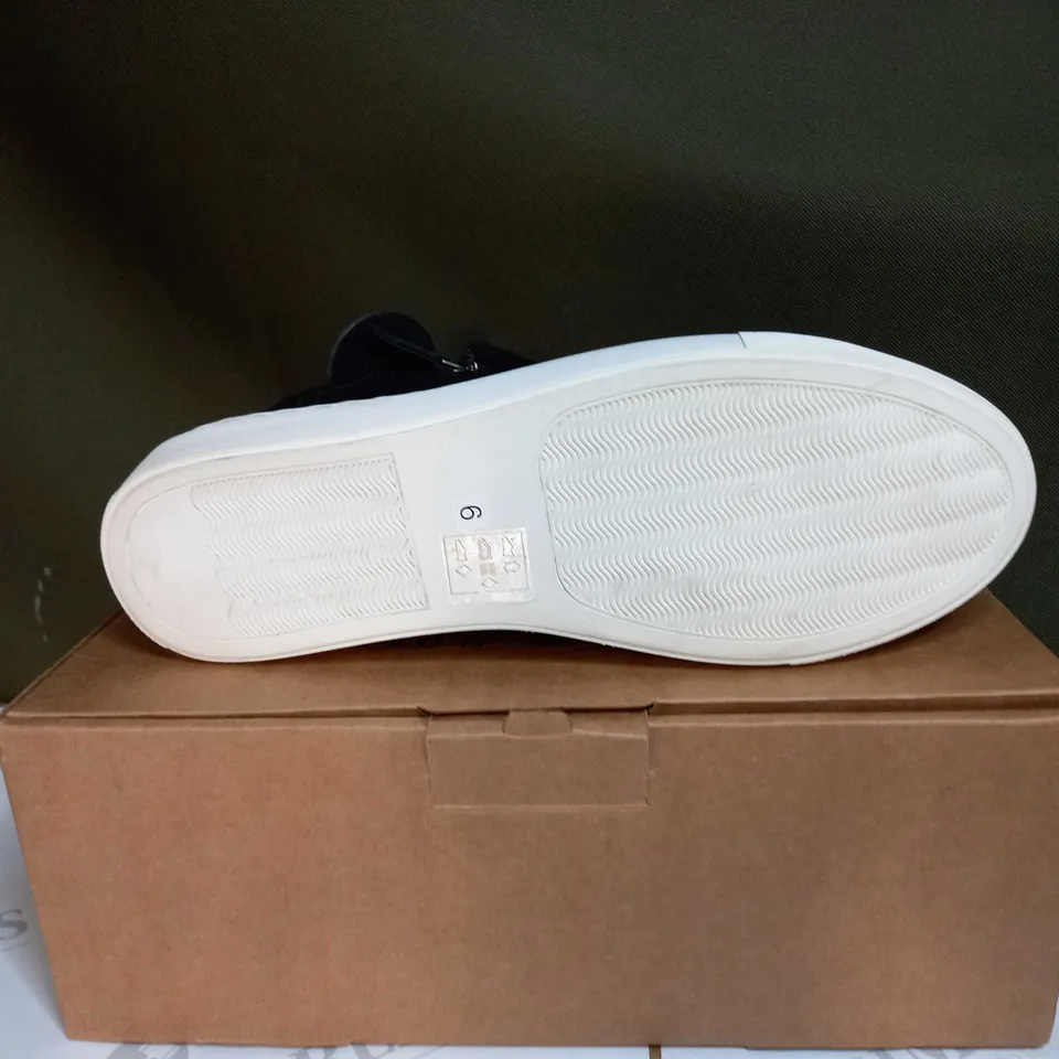 BOXED PAIR OF MAISON DE NIMES BLACK ZIP DETAIL TRAINERS - SIZE 6