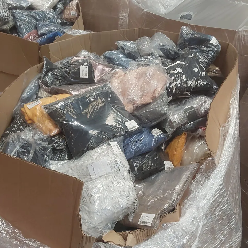 PALLET CONTAINING APPROXIMATELY 630x BRAND NEW ASSORTED DESIGNER CLOTHING ITEMS
