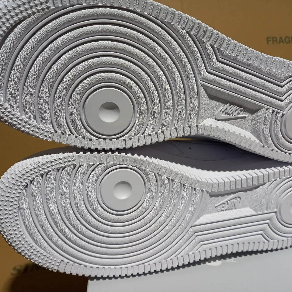 NIKE CW2288-111 AIR FORCE 1 '07 WHITE TRAINERS - SIZE 7 