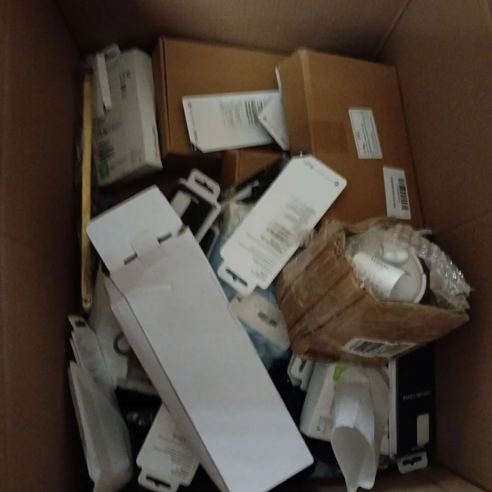 BOX OF APPROXIMATELY 20 ASSORTED ITEMS INCLUDING ZELDA POSTER , SAMSUNG PHONE COVER AND DRAWER BRACKET 