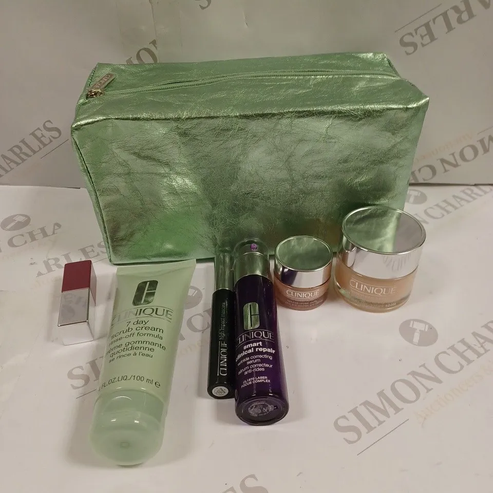 BOXED CLINIQUE FAN FAVOURITE SKINCARE & MAKE-UP GIFT SET 