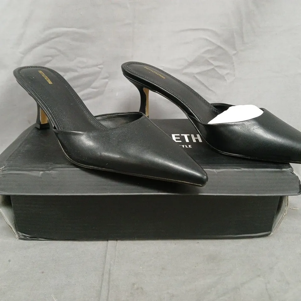 BOXED PAIR OF PRETTY LITTLE THING POINTED TOE LOW HEELS SHOES IN BLACK SIZE 5