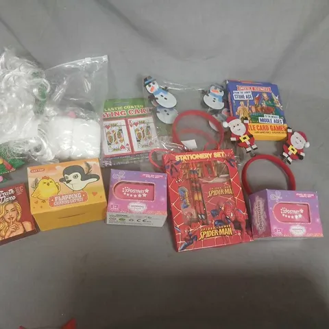 TOYS & GAMES ASSORTMENT TO INCLUDE; CHRISTMAS-THEMED PARTY FAVOURS AND SMALL GADGETS 
