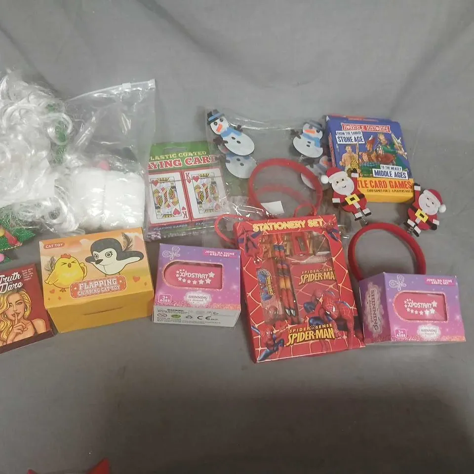 TOYS & GAMES ASSORTMENT TO INCLUDE; CHRISTMAS-THEMED PARTY FAVOURS AND SMALL GADGETS 