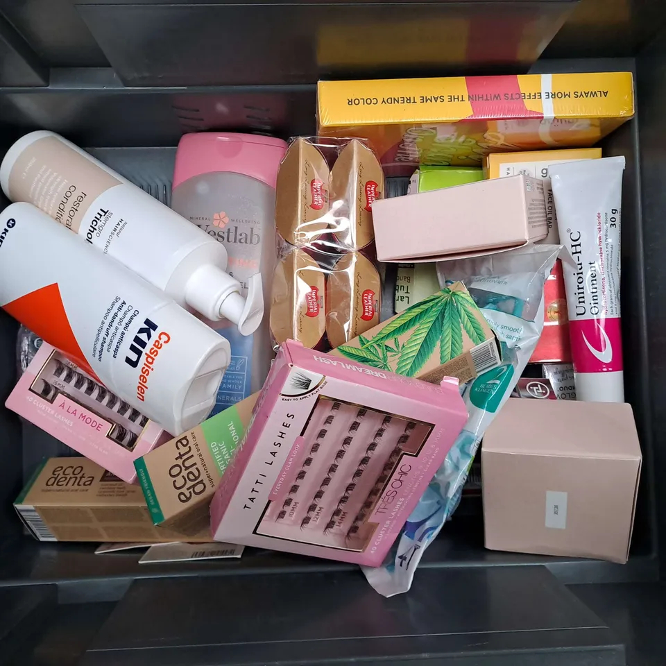 APPROXIMATELY 20 ASSORTED COSMETIC PRODUCTS TO INCLUDE VOSENE SHAMPOO, IMPERIAL LEATHER SOAP AND GRUMM COOLING MIST SPRAY