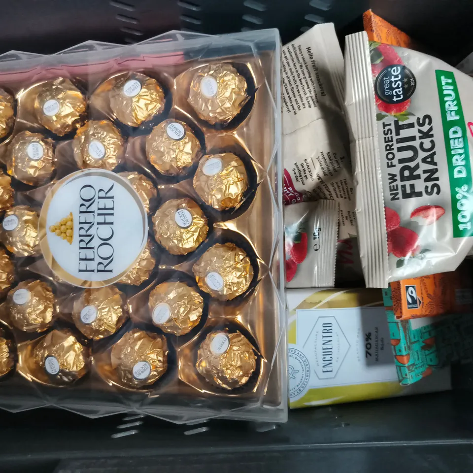 APPROXIMATELY 10 ASSORTED FOOD AND DRINK ITEMS TO INCLUDE LINDT LINDOR, LYRE'S, ETC