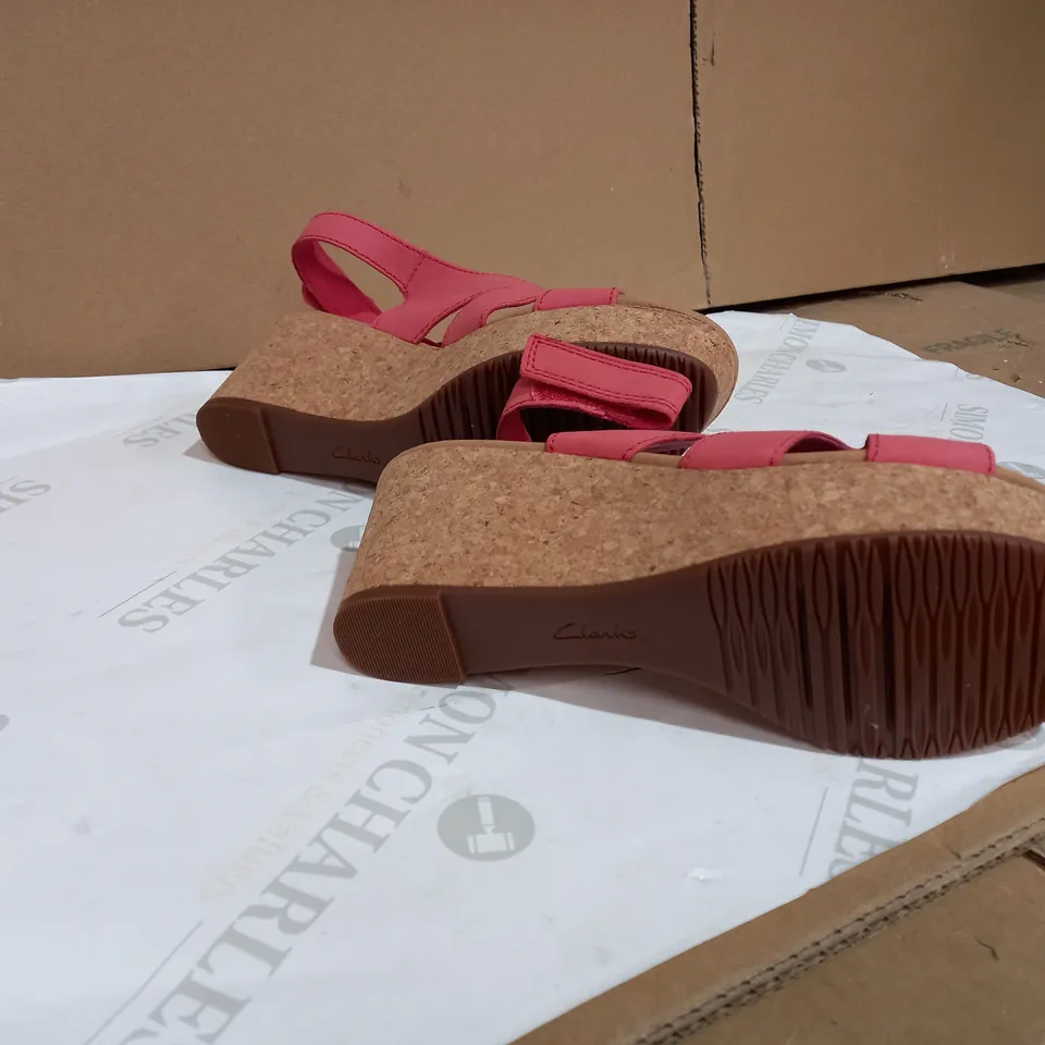 BOXED CLARKS ANNADEL BARI WEDGE SANDAL WIDE FIT CORAL STYLE SIZE 7