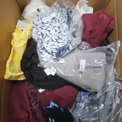 APPROXIMATELY 20 ASSORTED CLOTHING ITEMS IN VARIOUS SIZES, STYLES AND COLOURS