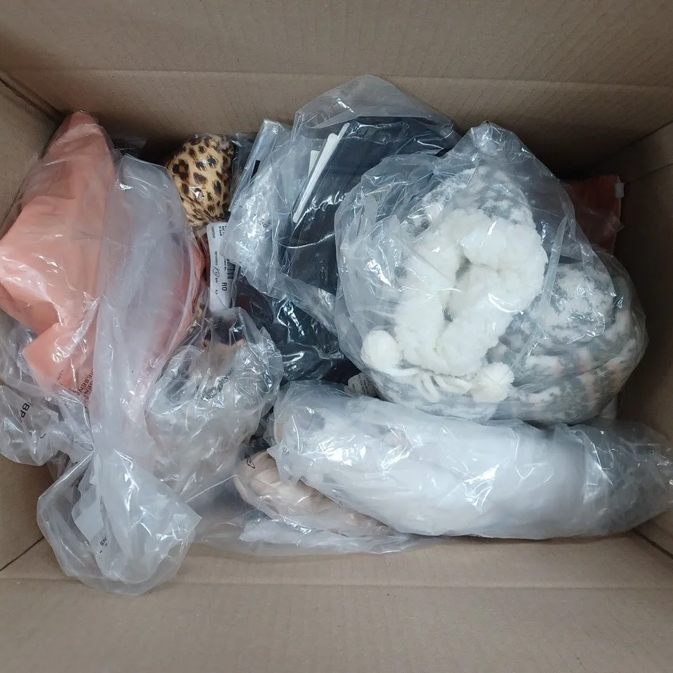BOX OF APPROX 15 ITEMS OF CLOTHING IN VARIOUS STYLES AND SIZES TO INCLUDE FINERY, ICHI, WYNNE LAYERS, ETC. 