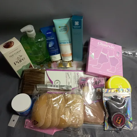 APPROXIMATELY 20 ASSORTED COSMETIC PRODUCTS TO INCLUDE - KIEHLS ULTRA FACIAL OIL-FREE GEL CREAM - HEALTHSPAN SOOTHING FOOT & HEEL BALM - GLOWXIE MOISTURISING HEEL SOCKS - ETC