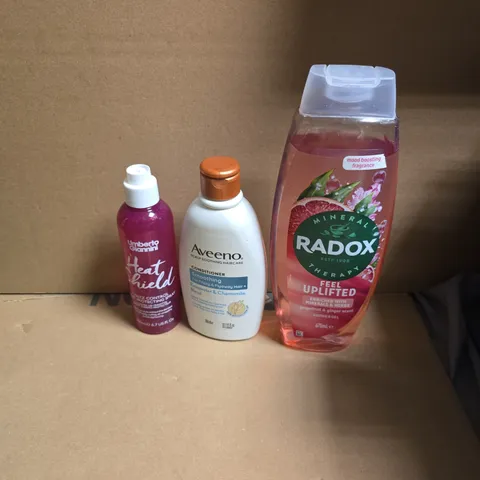 APPROXIMATELY 15 ASSORTED HEALTH & BEAUTY PRODUCTS TO INCLUDE UMBERTO GIANNINI HEAT SIELD, AVEENO CONDITIONER, RADOX SHOWER GEL ETC - COLLECTION ONLY