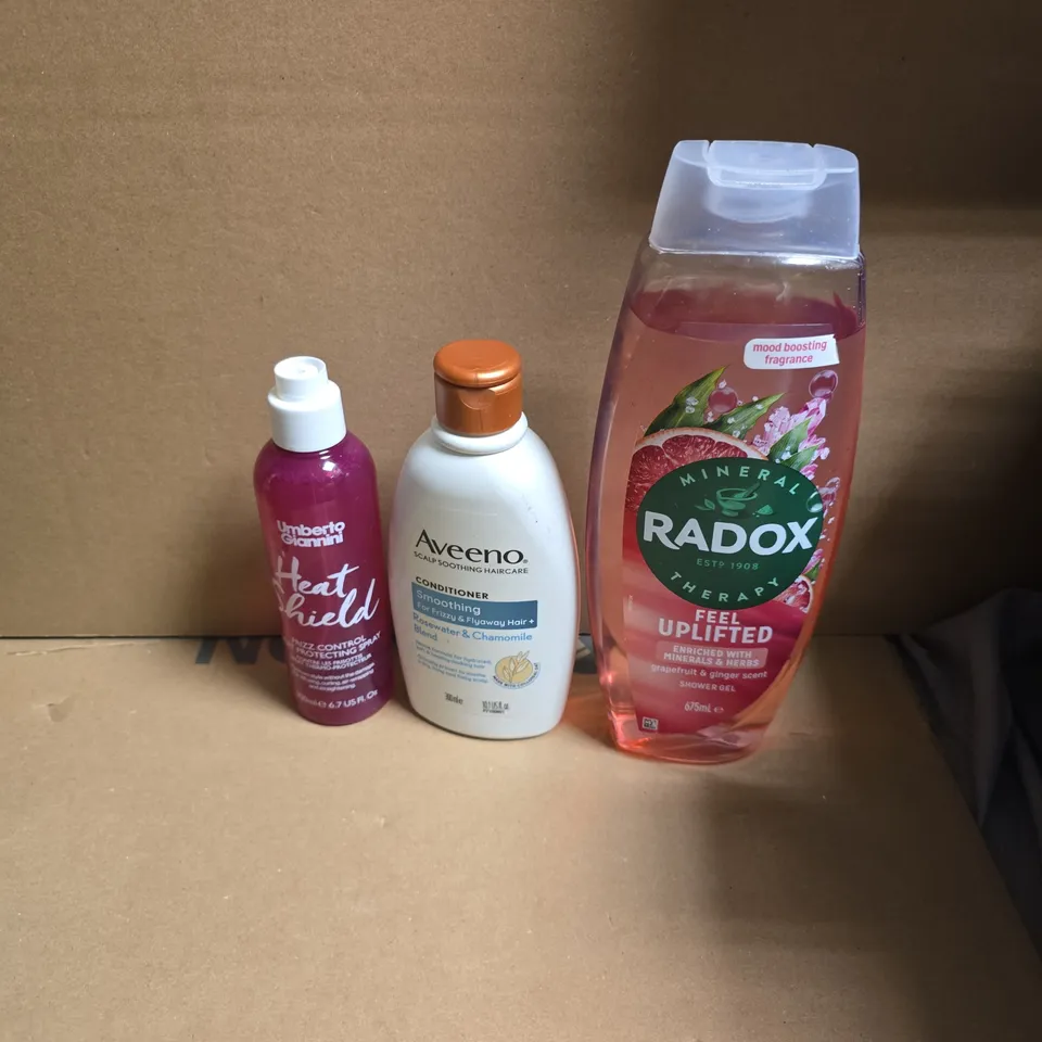 APPROXIMATELY 15 ASSORTED HEALTH & BEAUTY PRODUCTS TO INCLUDE UMBERTO GIANNINI HEAT SIELD, AVEENO CONDITIONER, RADOX SHOWER GEL ETC - COLLECTION ONLY 