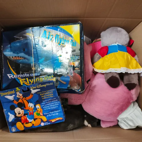 APPROXIMATELY 15 ASSORTED TOYS, GAMES, GIFTS AND NOVELTIES TO INCLUDE REMOTE CONTROL SHARK, GOLF PUTTING TUTOR, DISNEYLAND HOT WHEELS PAVEMENT POUNDER ETC - COLLECTION ONLY