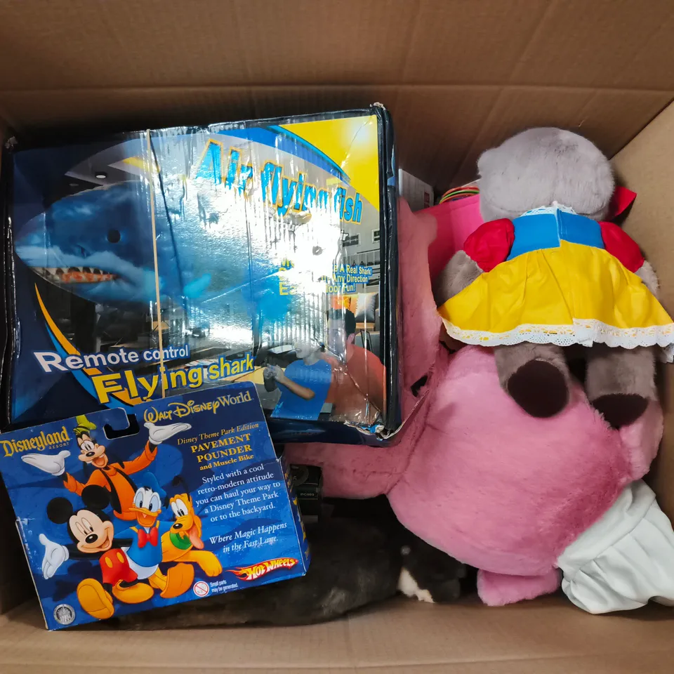 APPROXIMATELY 15 ASSORTED TOYS, GAMES, GIFTS AND NOVELTIES TO INCLUDE REMOTE CONTROL SHARK, GOLF PUTTING TUTOR, DISNEYLAND HOT WHEELS PAVEMENT POUNDER ETC - COLLECTION ONLY