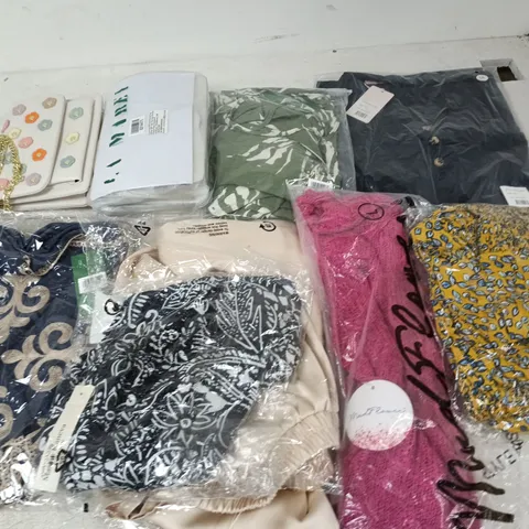 LOT OF APPROXIMATELY 30 ASSORTED CLOTHING ITEMS IN VARIOUS STYLES AND SIZES