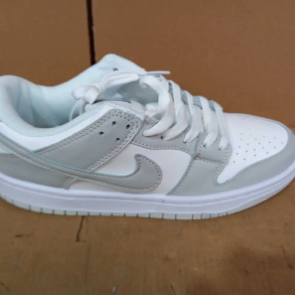 PAIR OF DESIGNER SHOES IN THE STYLE OF NIKE IN WHITE/GREY UK SIZE 7