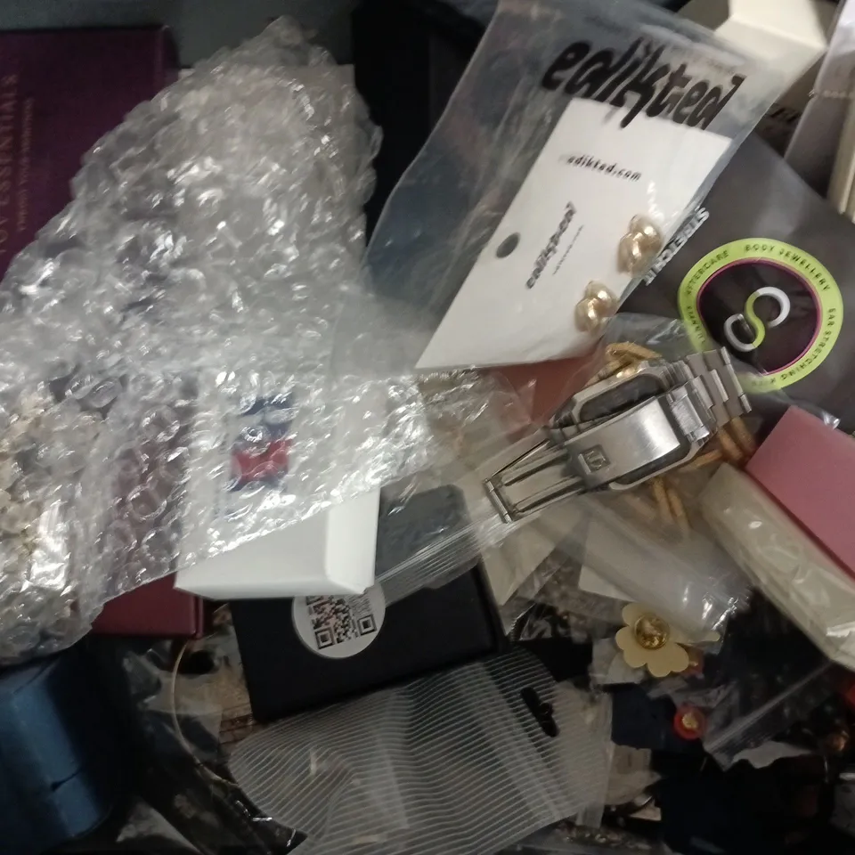 APPROXIMATELY 10 ASSORTED JEWELLERY ITEMS TO INCLUDE CHAINS, ETC