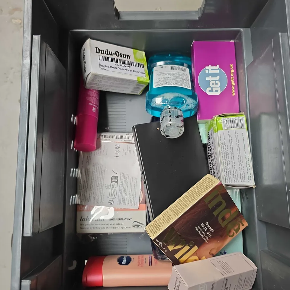 APPROXIMATELY 20 ASSORTED HEALTH & BEAUTY PRODUCTS TO INCLUDE VASELINE HAND CREAM, GIVE ME DAY CREAM AND BATH SALTS