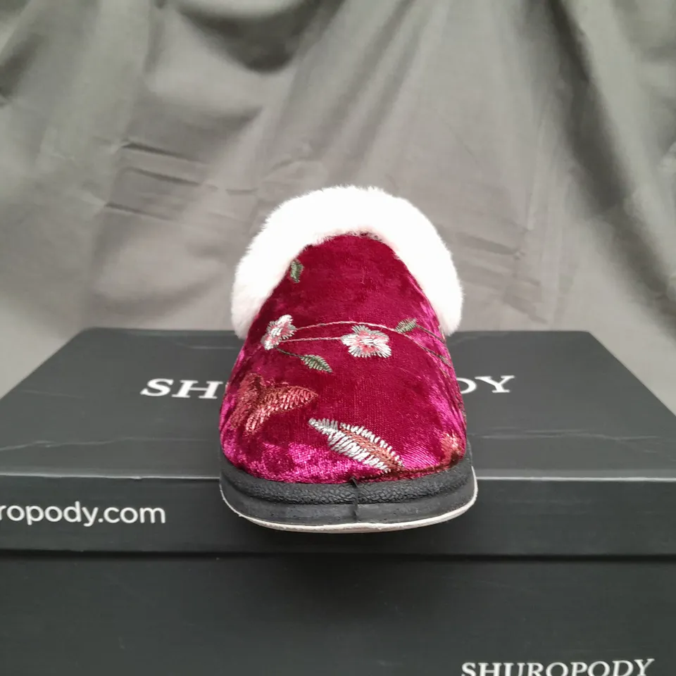 BOXED SHUROPODY FOOT CLINIC BURGUNDY SLIPPERS - UK 3 
