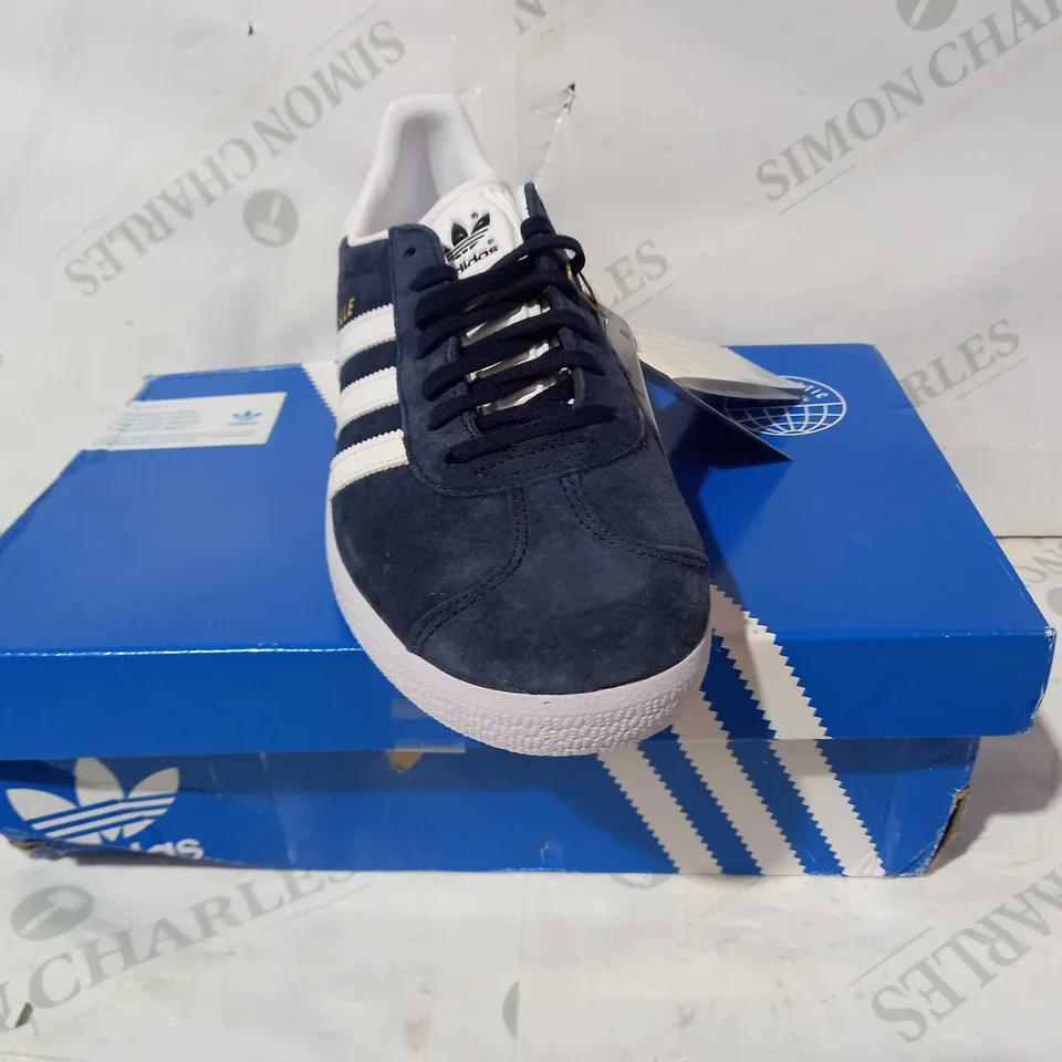 BOXED PAIR OF ADIDAS GAZELLE SHOES IN NAVY UK SIZE 7.5