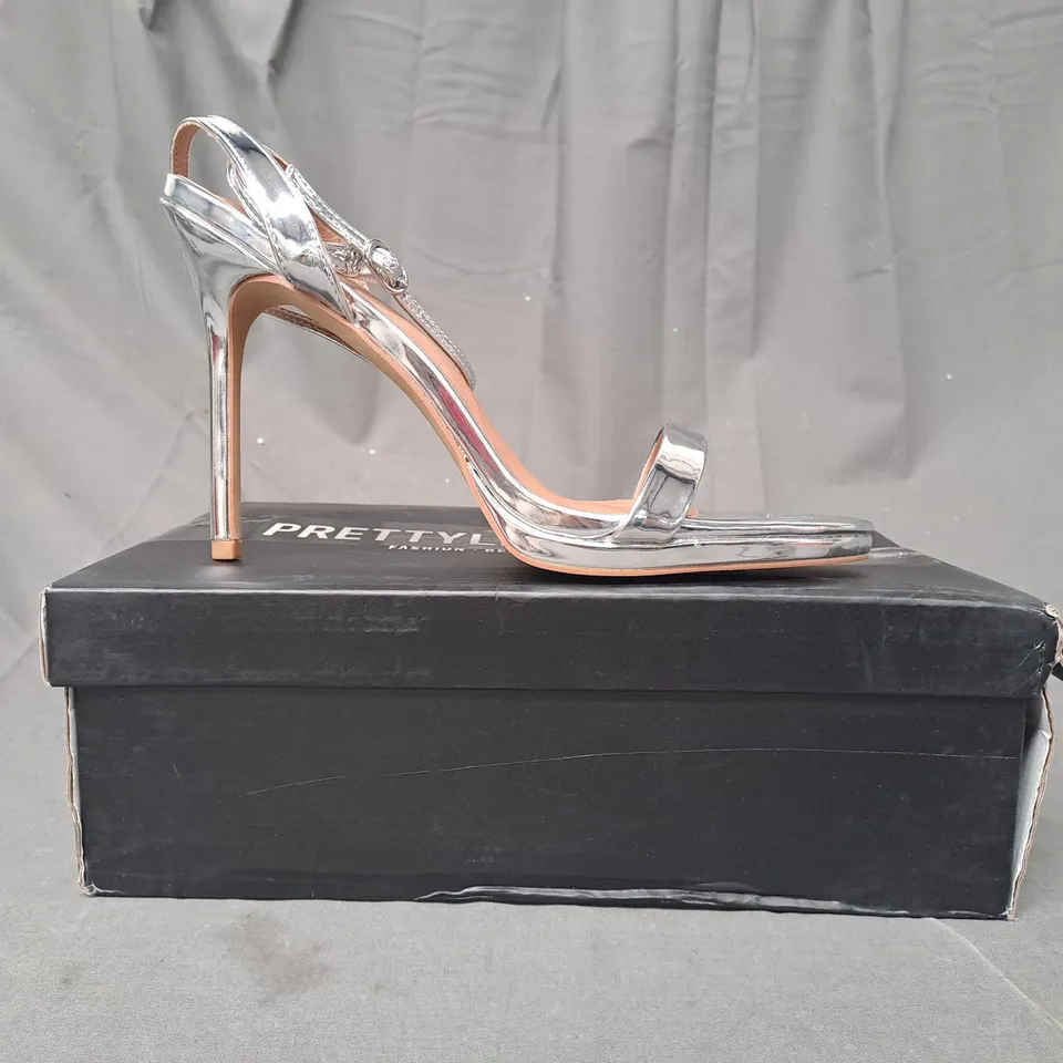 BOXED PAIR OF PRETTY LITTLE THING OPEN TOE HIGH HEEL SANDALS IN METALLIC SILVER UK SIZE 8