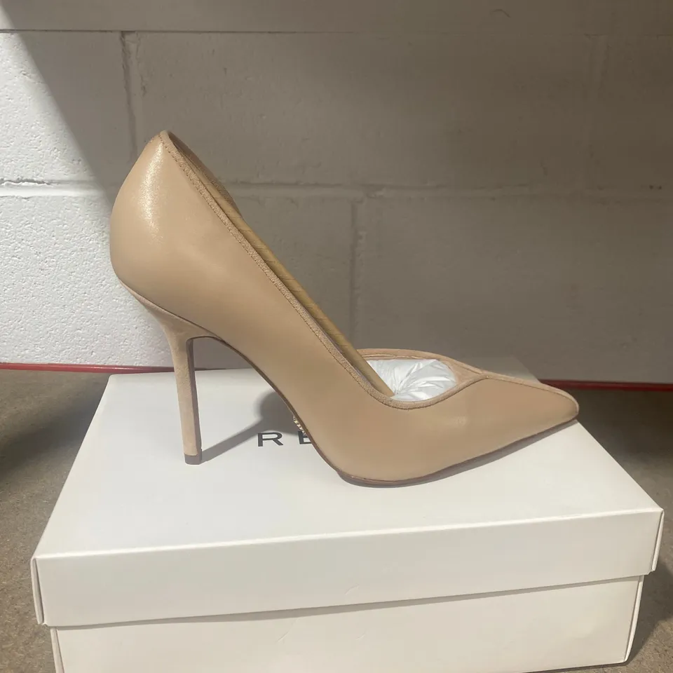 BOXED PAIR OF REISS BAINES POINTED COURT SHOES SIZE 41