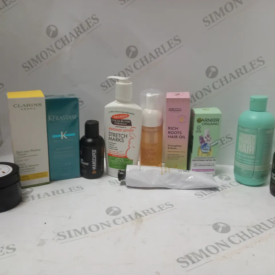 APPROXIMATLEY 20 COSMETICS ITEMS TO INCLUDE CLARINS AROMA TONIC BATH & SHOWER CONCENTRATE (200ml), DELHICIOUS RICH ROOTS HAIR OIL (100ml), GARNIER ORGANIC SMOOTHING FACIAL OIL (30ml), ETC