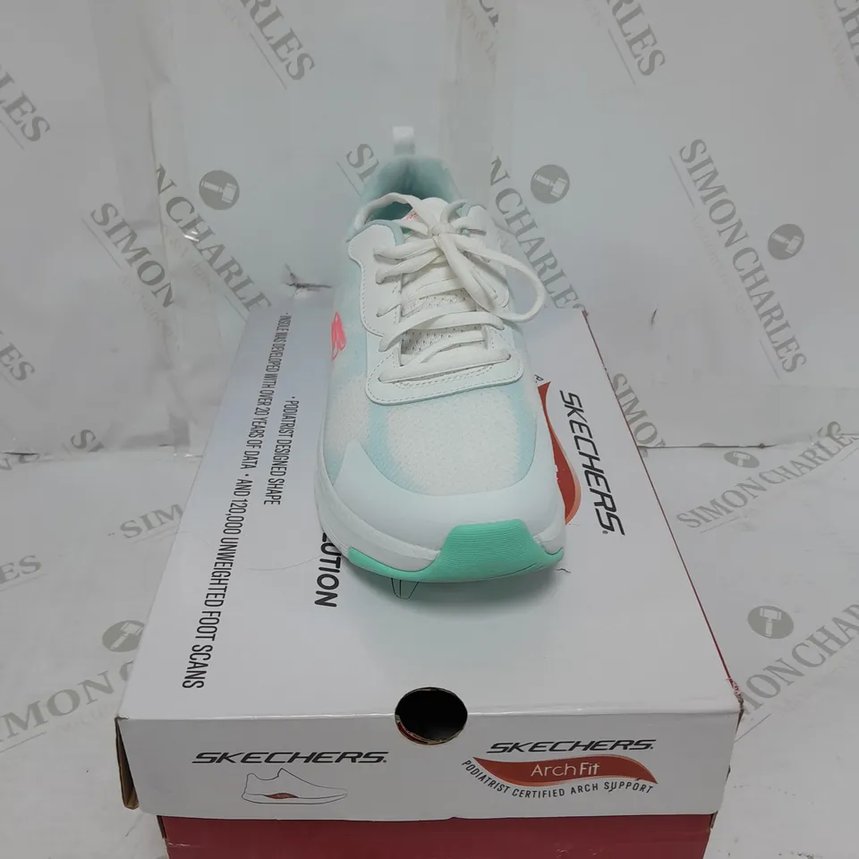 PAIR OF SKECHERS TRAINERS IN WHITE/BLUE SIZE 7