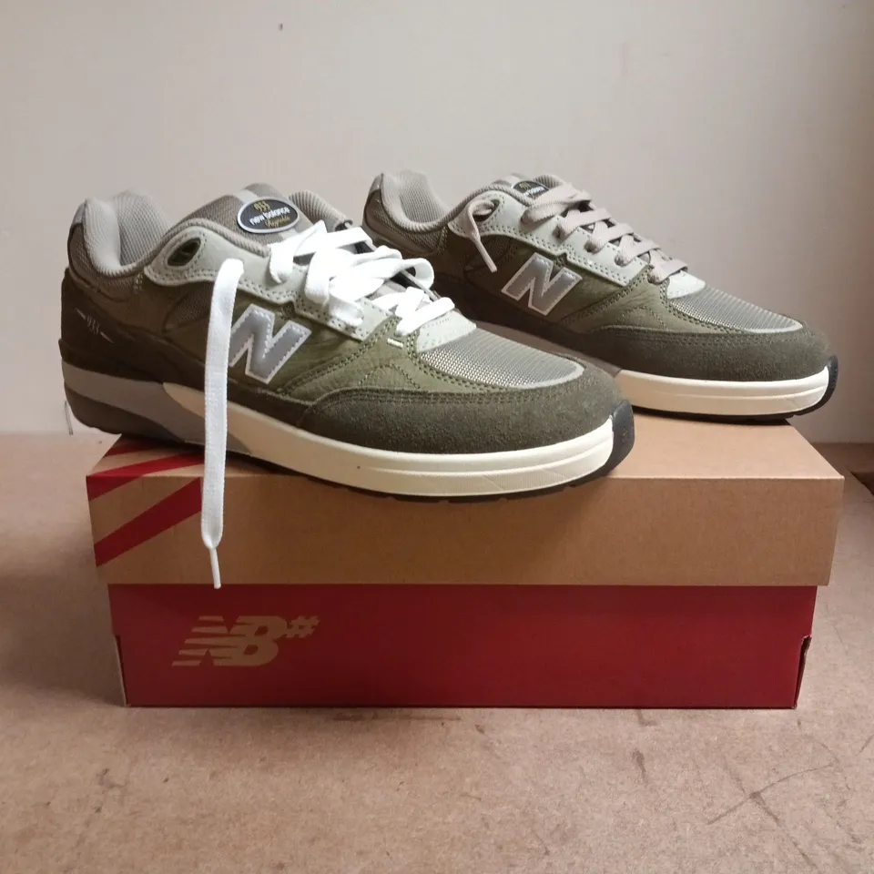 BOXED PAIR OF NEW BALANCE 933 TRAINERS IN OLIVE/SAGE SIZE UK 9.5