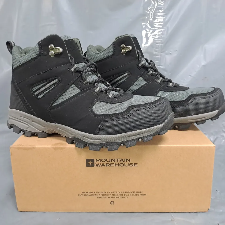 BOXED PAIR OF MOUNTAIN WAREHOUSE MCLEOD WOMEN'S WIDE FIT OUTDOOR WALKING BOOTS IN BLACK SIZE UK 6