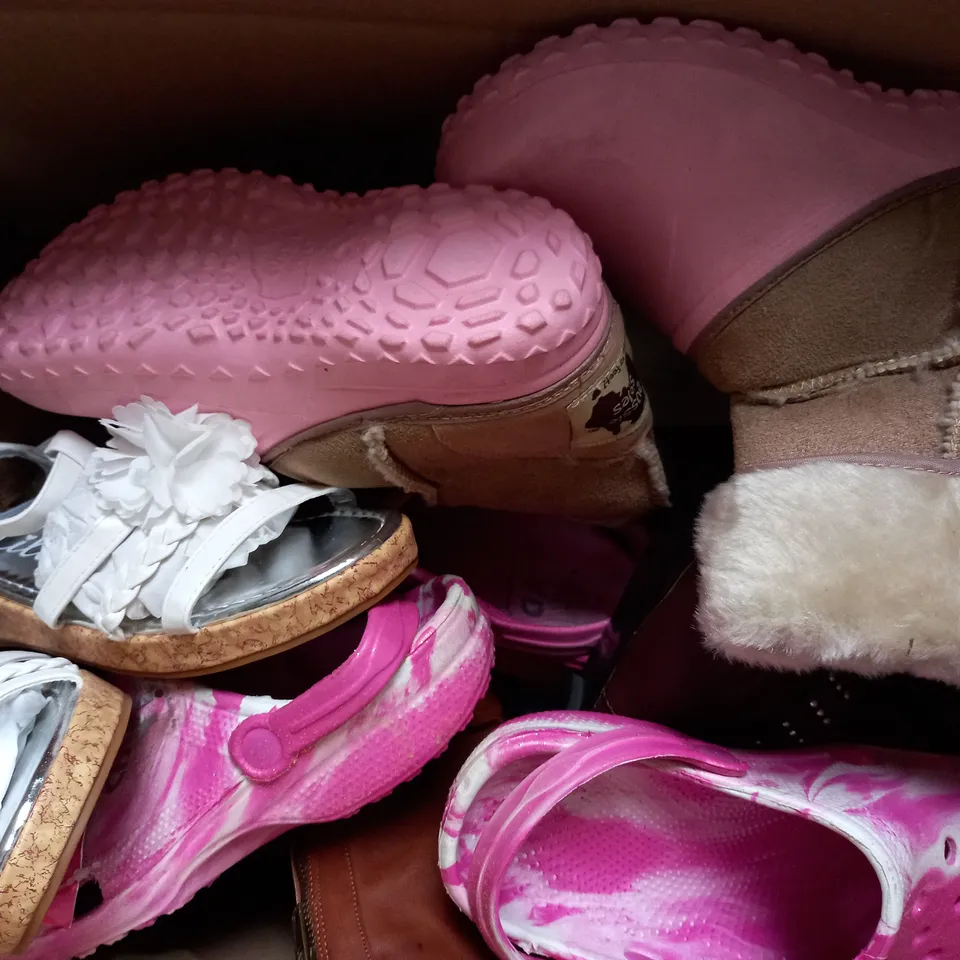 APPROXIMATELY 10 PAIRS OF ASSORTED KIDS SHOES IN VARIOUS STYLES AND SIZES 